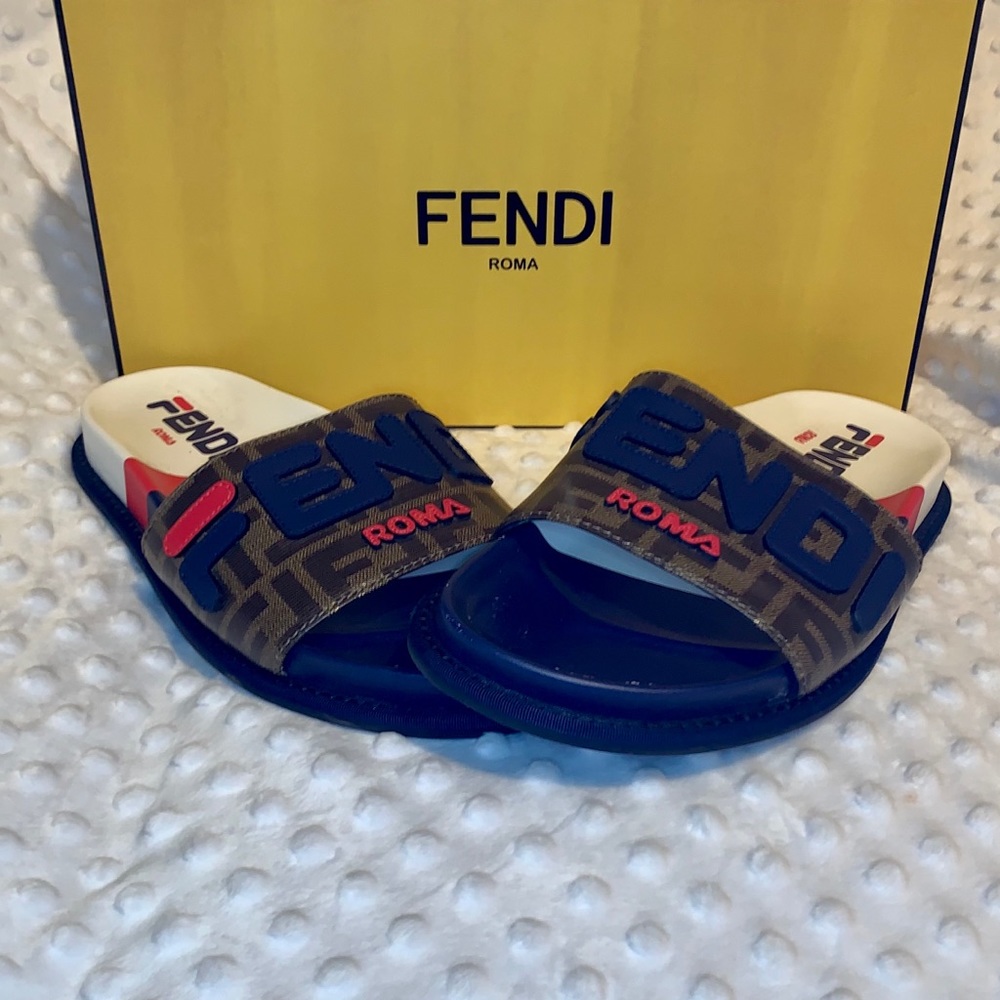 *AUTHENTIC*  FENDI MANIA SLIDES